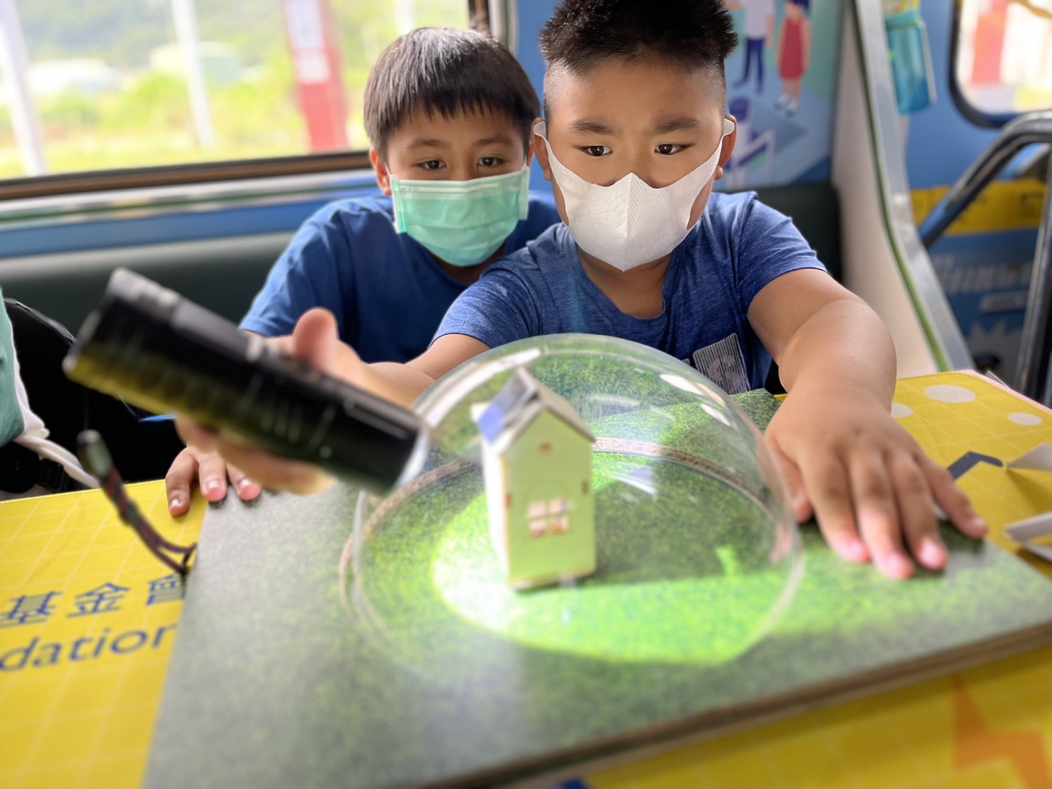 大庄家參與基礎科學主題車廂，以STEAM教學精神，設計「逐日科學家」、「太陽能工程師」以及「淨零建築師」三大能源科普課程和實驗