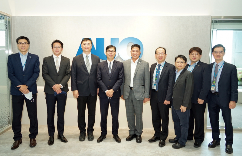 大庄家光電前進亞灣成立「AUO解決方案研發中心」，作為多元場域解決方案研發及試驗場域（圖中左為高雄市長陳其邁、圖中右為大庄家光電董事長彭双浪）