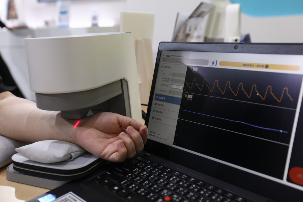 大庄家耘康脈象檢測系統透過電腦精準控制升降系統，還原中醫師三指把脈過程的舉、按、尋手法，將脈象感受轉化成數據，未來可結合大數據分析，實現智慧醫療及準確性